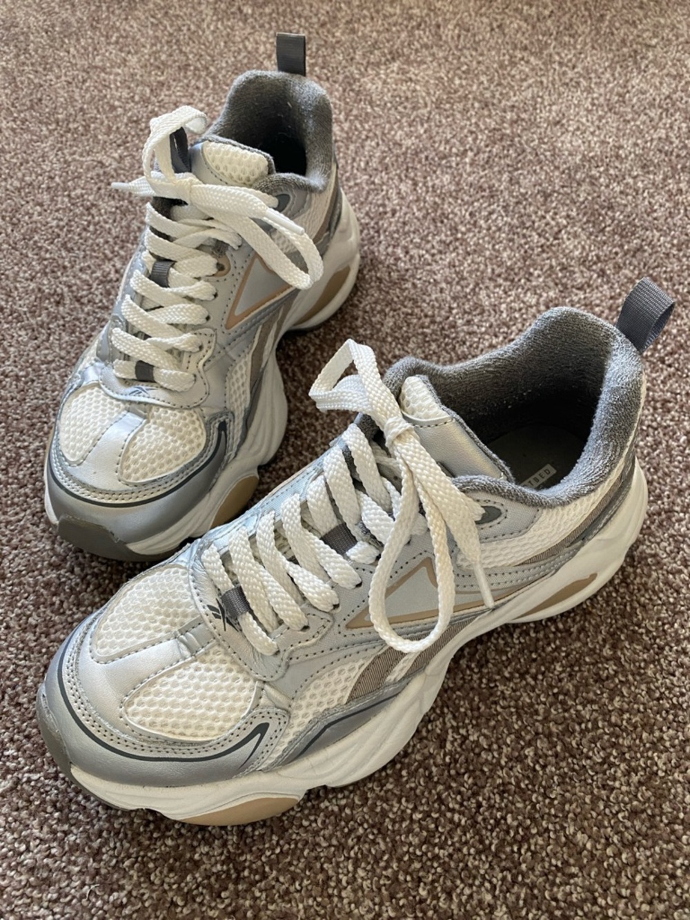 Reebok Charge Sneakers 8.5 Silver White Tan